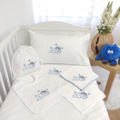 Conjunto de roupa de cama para bebé com ursinho azulado bordado