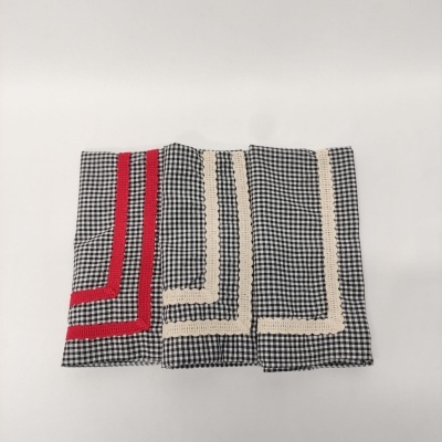 Três panos de cozinha xadrez preto e branco com renda creme e vermelha