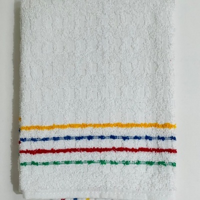 Toalha branca com faixas coloridas horizontais