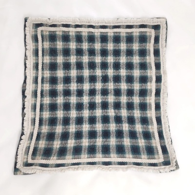 Lenço quadrado xadrez com franja branca