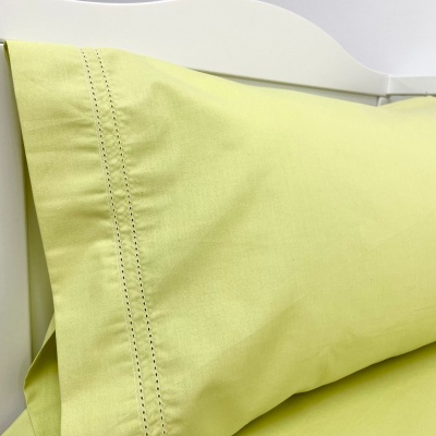 Almofada retangular amarela com costura decorativa dupla