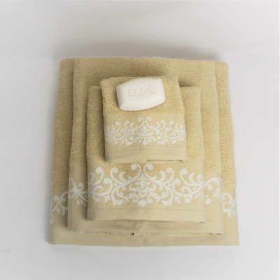 Conjunto de toalhas bege com padrão branco e sabão LUX