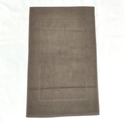 tapete rectangular castanho claro com padrão texturizado