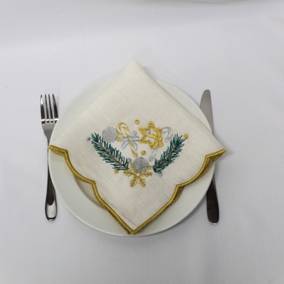 Guardanapo branco bordado natalício em prato com talheres