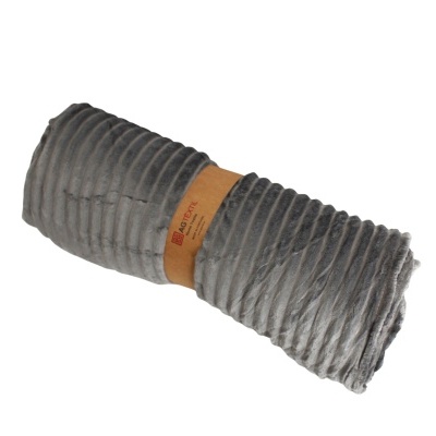 Manta cinzenta com textura ondulada enrolada em faixa de papel