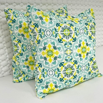 Duas almofadas com padrão geométrico floral colorido