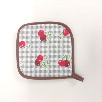 Tapete quadrado cinzento com padrão quadriculado e cerejas vermelhas