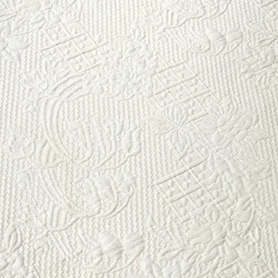 Tecido branco texturizado com padrão floral em relevo