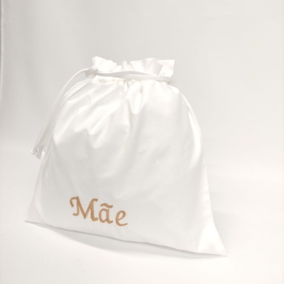 Saco branco de tecido com a palavra 'Mãe' bordada em dourado