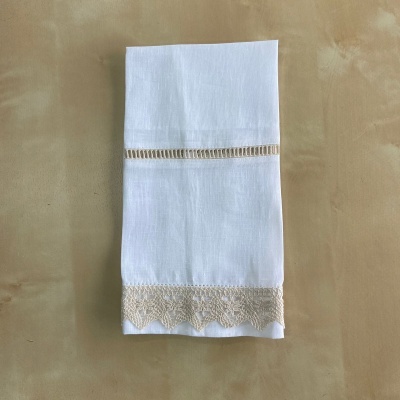 Toalha branca com bordado de renda bege e detalhe de tecido vazado