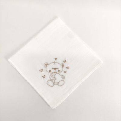 Pano de boca branco com bordado de ursinho e corações em bege