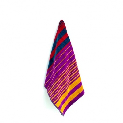 Toalha colorida pendurada com faixas horizontais