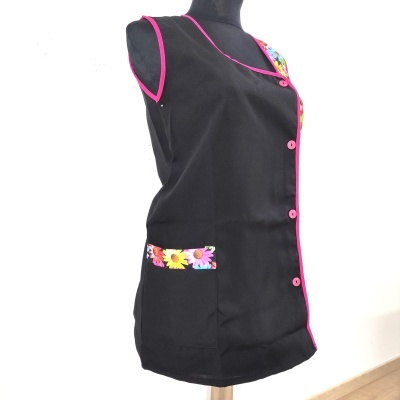 Blusa preta com botões rosa e detalhes florais coloridos em manequim