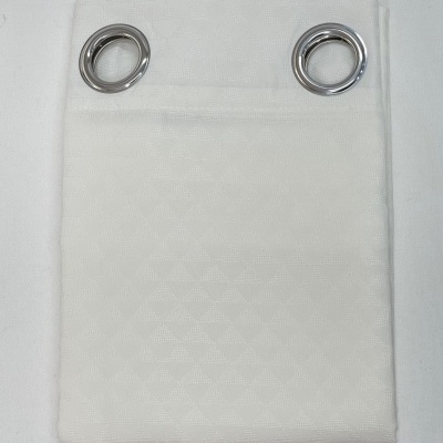 Pano branco dobrado com ilhós metálicos prateados