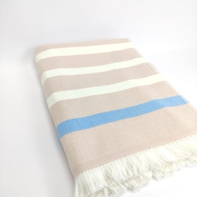 Toalha ou manta às riscas bege, branco e azul com franjas brancas