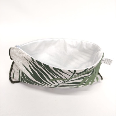 Estojo estampado com folhas verdes e interior branco