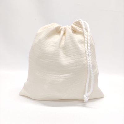 Saco de tecido cru com cordão branco para fecho