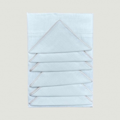 Lenços brancos de tecido fino com borda rosa clara