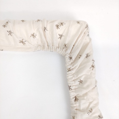 Capa de colchão branca com padrão de libélulas castanhas e bordas franzidas elásticas