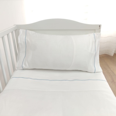 Conjunto de roupa de cama branca e azul para berço simples