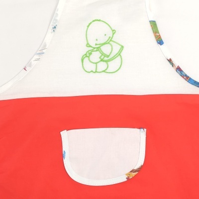 Avental branco e vermelho com bordado verde de criança e urso e bolso frontal branco com bordas coloridas