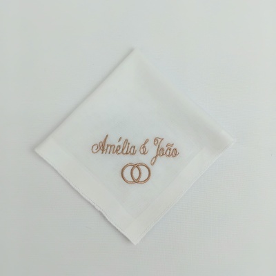 Lenço branco com bordado castanho claro com nomes e anéis entrelaçados
