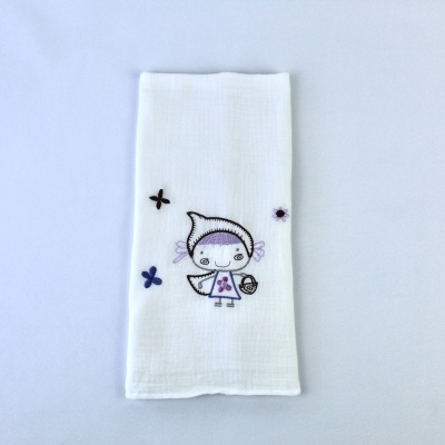 Pano branco de algodão com bordado de personagem e flores em tons de roxo