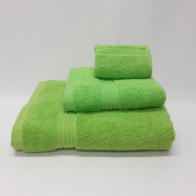 Toalhas verdes empilhadas com textura felpuda e faixas lisas