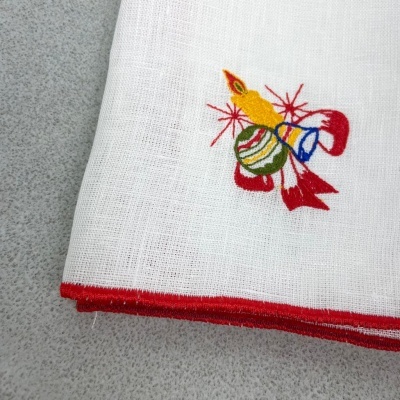 Guardanapo branco com bordado colorido e borda vermelha