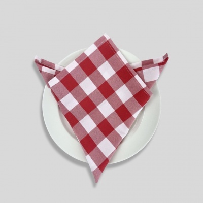 Guardanapo vermelho e branco quadrados sobre prato branco