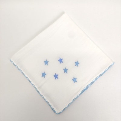 Lenço branco com estrelas azuis e borda azul