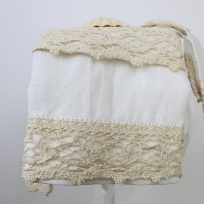 Toalha branca com detalhes em renda bege