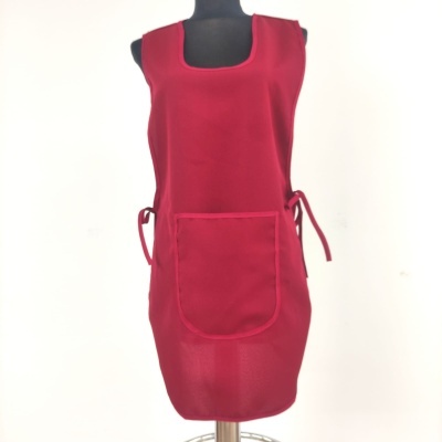 Avental vermelho com bolso grande e alças laterais em manequim preto