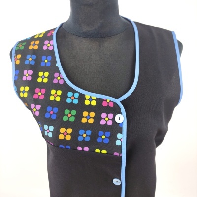 Colete feminino preto com padrão de flores coloridas e barra azul