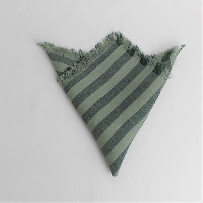 Lenço riscado verde com franjas