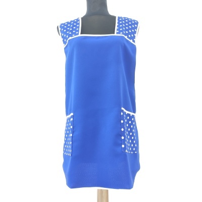 Vestido azul com bolinhas brancas nos ombros e bolsos, decote quadrado.