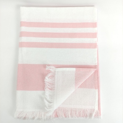 Toalha branca com riscas rosas e franjas