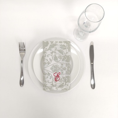 Conjunto para refeição com prato branco, guardanapo decorado, talheres e taça de vidro