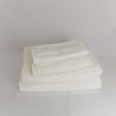 Conjunto de toalhas brancas empilhadas com padrão bordado