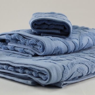 Conjunto de toalhas azuis com padrão texturizado