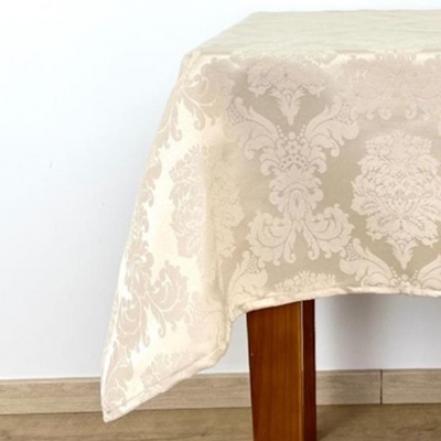 Toalha de mesa creme com padrão floral jacquard sobre mesa de madeira