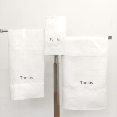 Conjunto de toalhas brancas com o nome Tomás em cinza