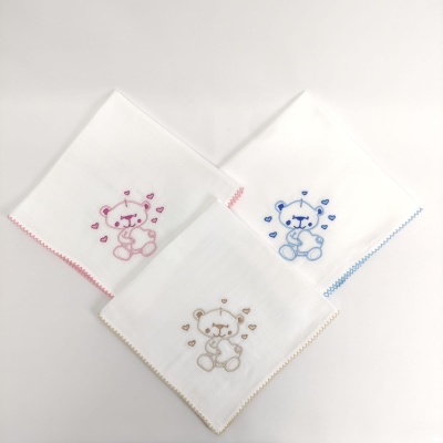 Três panos brancos com bordados de ursinhos e corações em rosa, azul e bege