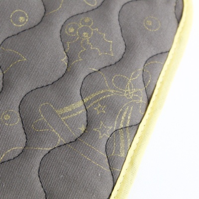 Tecido acolchoado cinza com padrão dourado e borda amarela