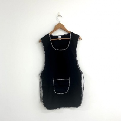 Coletor preto com bordas brancas e bolso frontal pendurado num cabide