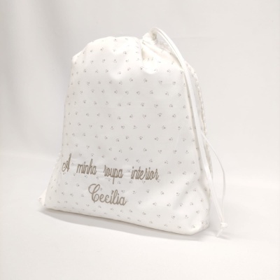 Saco branco com padrão cinzento e texto bordado 