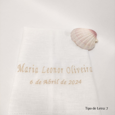 Pano branco com bordado personalizado dourado e concha marinha