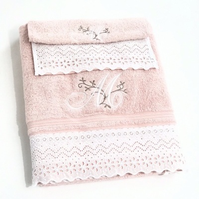 Conjunto toalhas banho rosa claro com bordados florais e inicial M