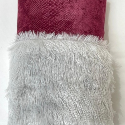 Peça de tecido vermelho com padrão escamado e tecido cinza peludo