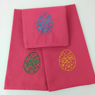 Conjunto de 3 panos de cozinha rosa com ovos bordados coloridos